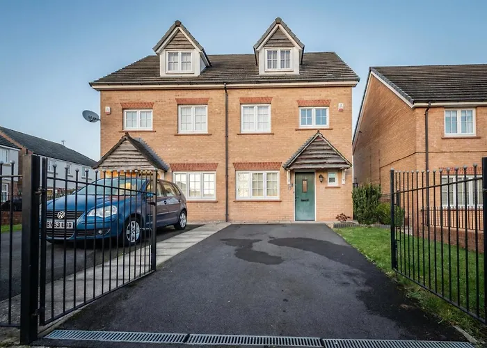 Family-friendly 4-bedroom House In Moston With Parking And Garden