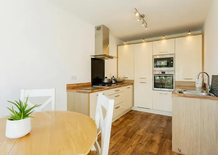 Family-friendly 4-bedroom House In Moston With Parking And Garden Сasa de vacaciones