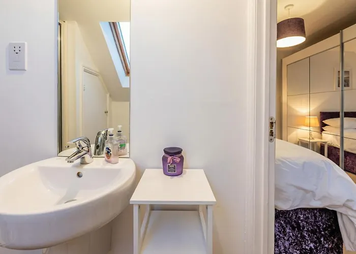 Family-friendly 4-bedroom House In Moston With Parking And Garden *