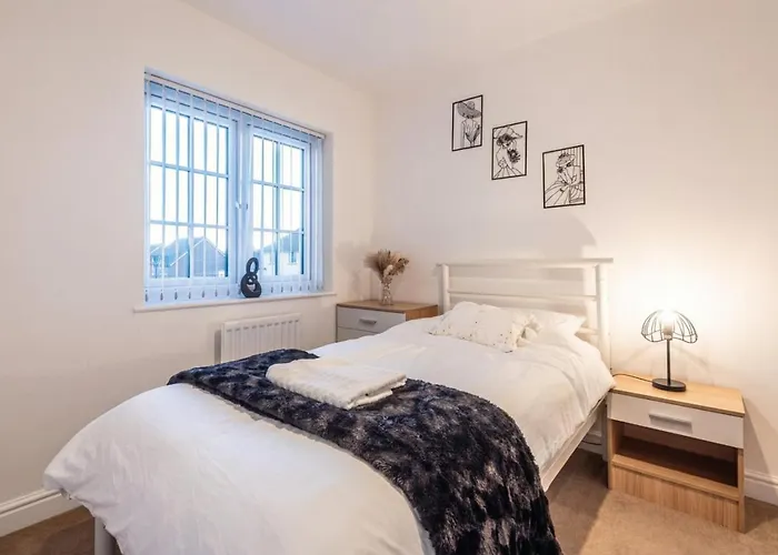 Dom wakacyjny Family-friendly 4-bedroom House In Moston With Parking And Garden