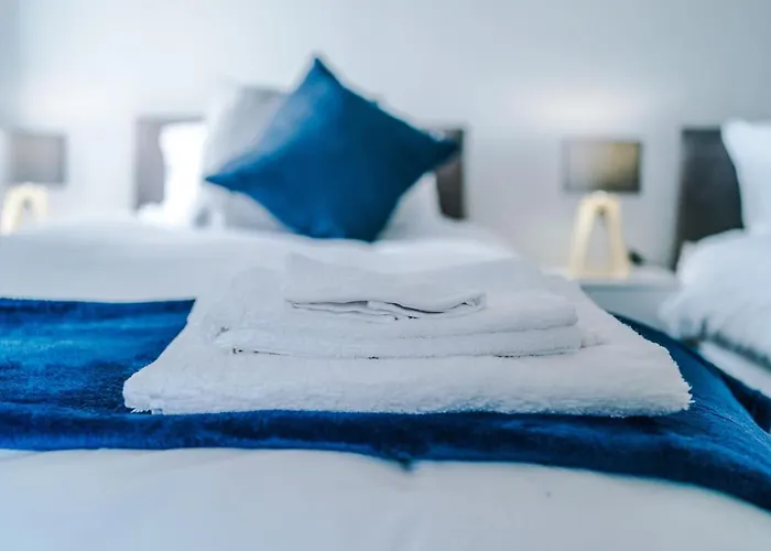 Fun & Spacious 3Bed L Pool Table & Pingpong Table