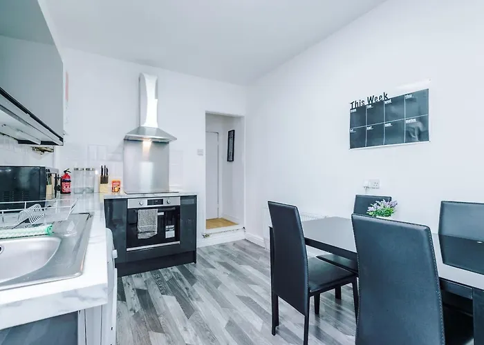 Fun & Spacious 3Bed L Pool Table & Pingpong Table