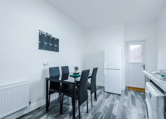 Fun & Spacious 3Bed L Pool Table & Pingpong Table Manchester