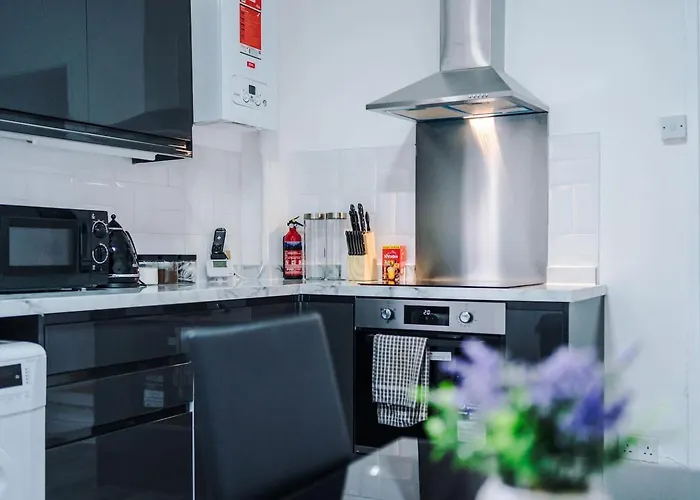 Fun & Spacious 3Bed L Pool Table & Pingpong Table Manchester