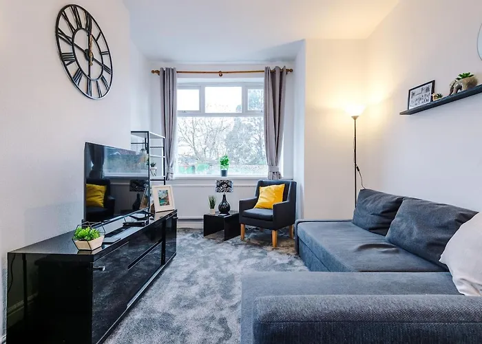 Fun & Spacious 3Bed L Pool Table & Pingpong Table * Manchester