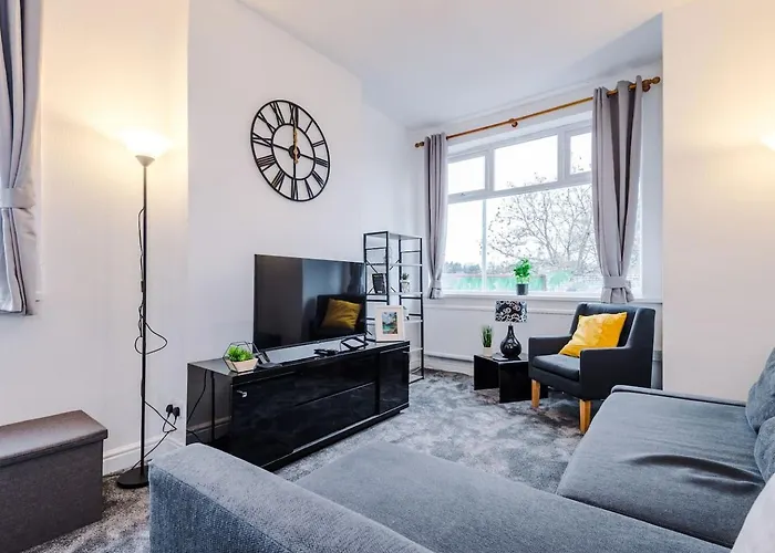 Fun & Spacious 3Bed L Pool Table & Pingpong Table Manchester