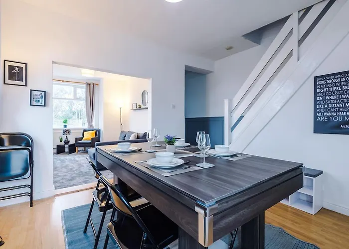 Fun & Spacious 3Bed L Pool Table & Pingpong Table *