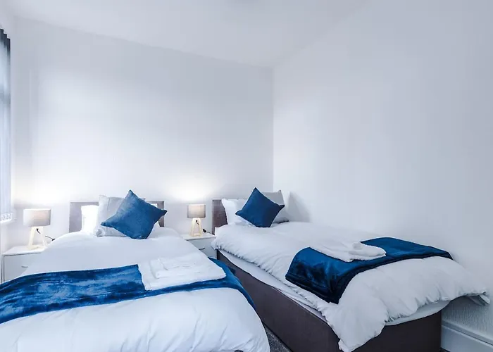 Fun & Spacious 3Bed L Pool Table & Pingpong Table * Manchester