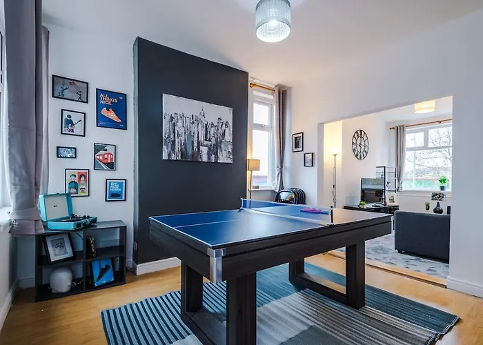 Fun & Spacious 3Bed L Pool Table & Pingpong Table * Manchester