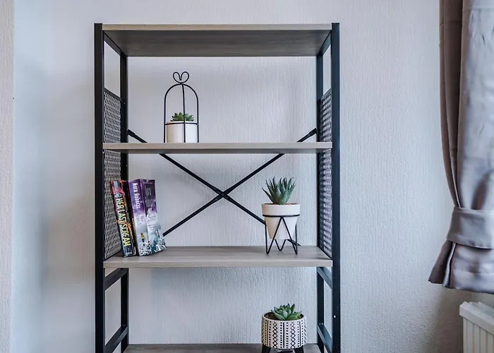 Fun & Spacious 3Bed L Pool Table & Pingpong Table Manchester