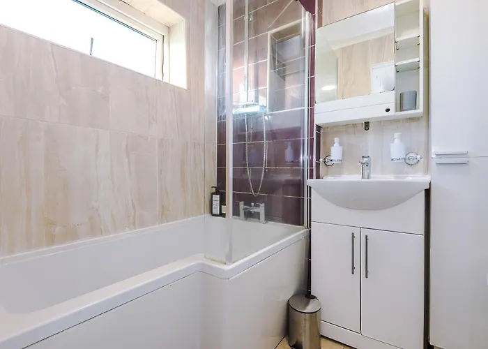 New Spacious House, Pool Table, Driveway Parking&ps4 Сasa de vacaciones Mánchester