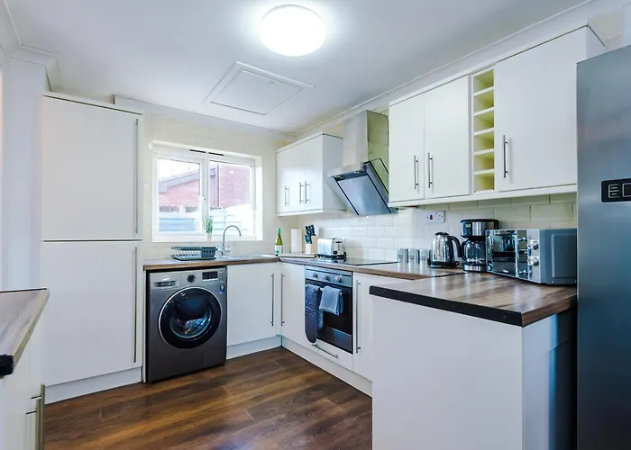 New Spacious House, Pool Table, Driveway Parking And Ps4 *