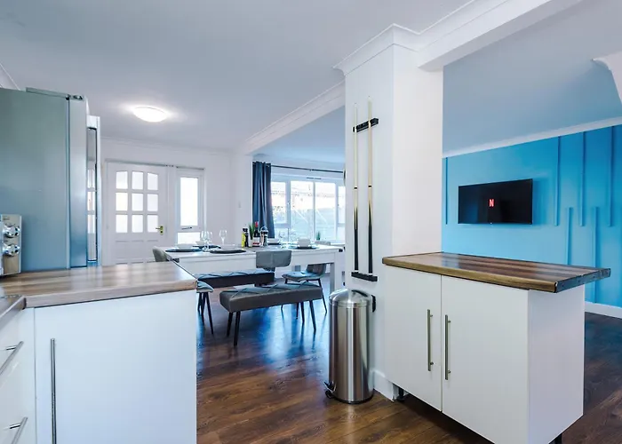 New Spacious House, Pool Table, Driveway Parking&ps4