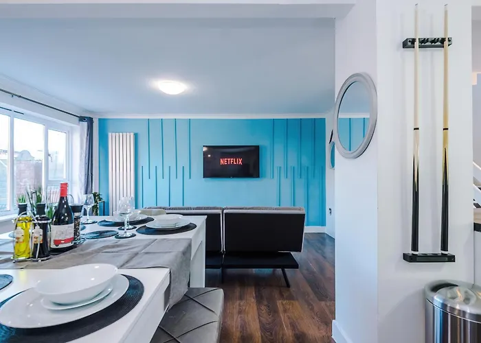 New Spacious House, Pool Table, Driveway Parking&ps4 *