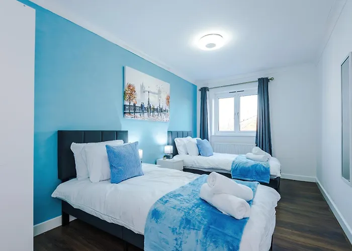 Hébergement de vacances New Spacious House, Pool Table, Driveway Parking And Ps4 Manchester