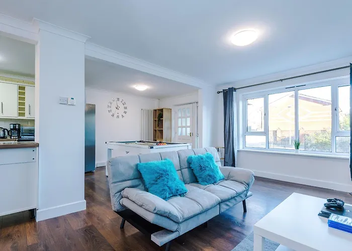 Hébergement de vacances New Spacious House, Pool Table, Driveway Parking And Ps4 *