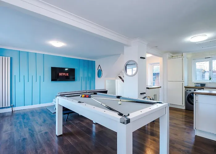 New Spacious House, Pool Table, Driveway Parking&ps4 Сasa de vacaciones