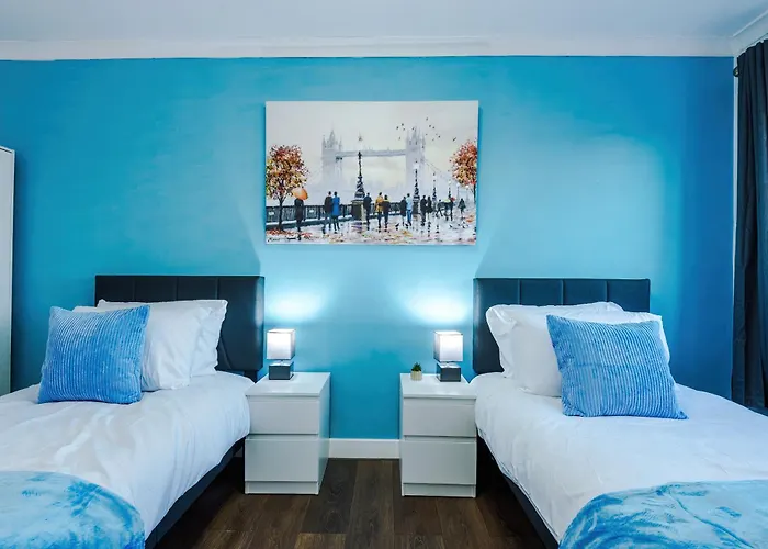 New Spacious House, Pool Table, Driveway Parking And Ps4 * Manchester