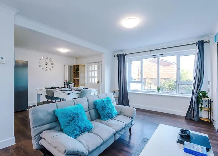 New Spacious House, Pool Table, Driveway Parking&ps4 Сasa de vacaciones