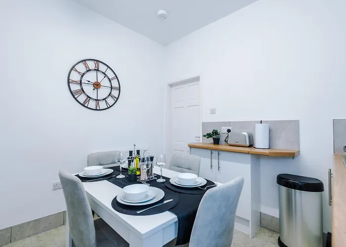 New Large 4 Bedroom House, Sleeps 9, Games Room, Free Parking, Ps4 Mánchester