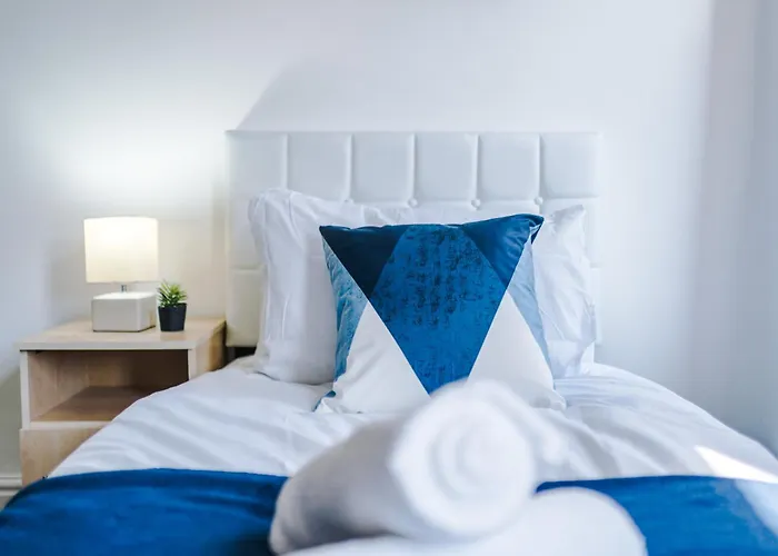 New Large 4 Bedroom House, Sleeps 9, Games Room, Free Parking, Ps4 * Mánchester