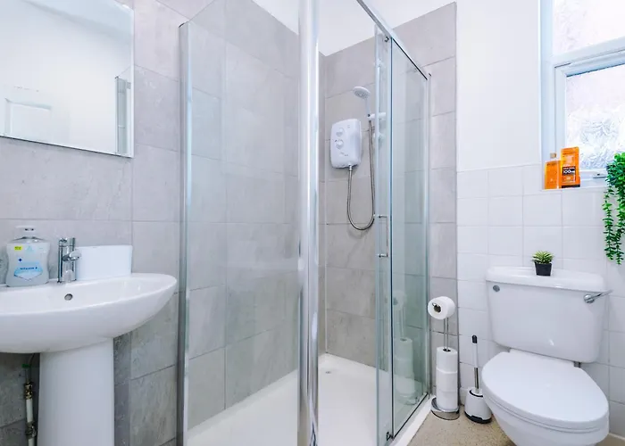 別荘 New Large 4 Bedroom House, Sleeps 9, Games Room, Free Parking, Ps4 マンチェスター