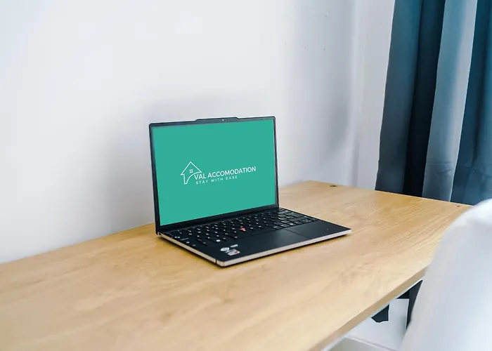 New Large 4 Bedroom House, Sleeps 9, Games Room, Free Parking, Ps4 *