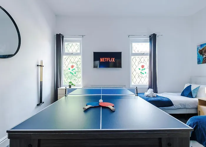 New Large 4 Bedroom House, Sleeps 9, Games Room, Free Parking, Ps4 別荘