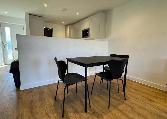 Joyful Management - A Mordern Semi-detached House With 3 Bedroom