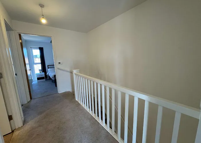 Joyful Management - A Mordern Semi-detached House With 3 Bedroom Manchester