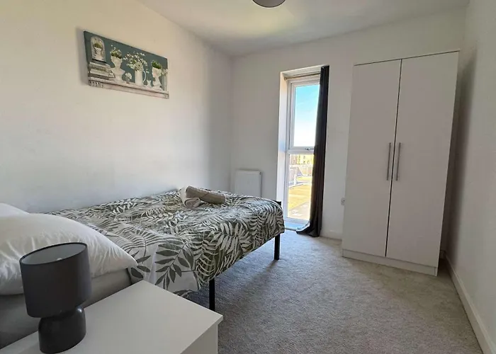 Joyful Management - A Mordern Semi-detached House With 3 Bedroom