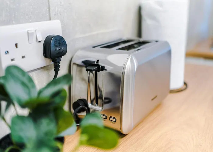 New Large 4 Bedroom House, Sleeps 9, Games Room, Free Parking, Ps4 Feriehus Manchester