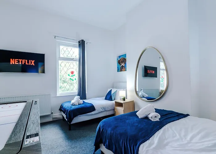 別荘 New Large 4 Bedroom House, Sleeps 9, Games Room, Free Parking, Ps4 マンチェスター