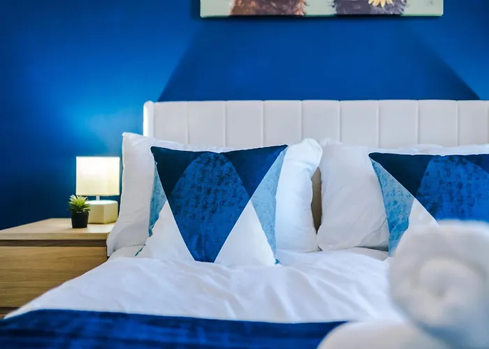 New Large 4 Bedroom House, Sleeps 9, Games Room, Free Parking, Ps4 * マンチェスター