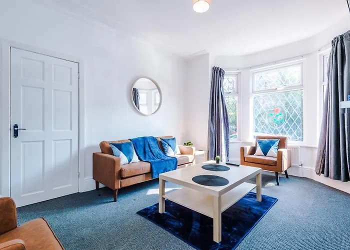 Feriehus New Large 4 Bedroom House, Sleeps 9, Games Room, Free Parking, Ps4