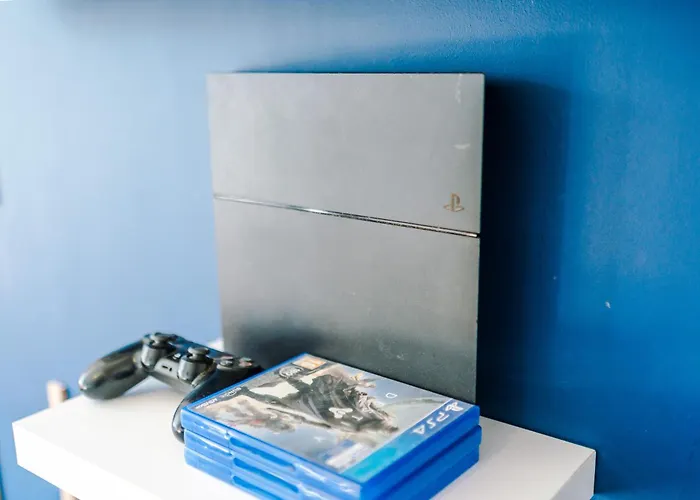 New Large 4 Bedroom House, Sleeps 9, Games Room, Free Parking, Ps4