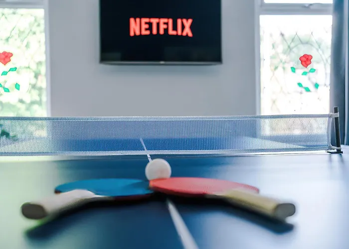 New Large 4 Bedroom House, Sleeps 9, Games Room, Free Parking, Ps4