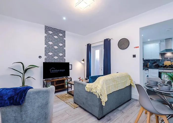 Апартаменты 3br House In Salford Near Centre