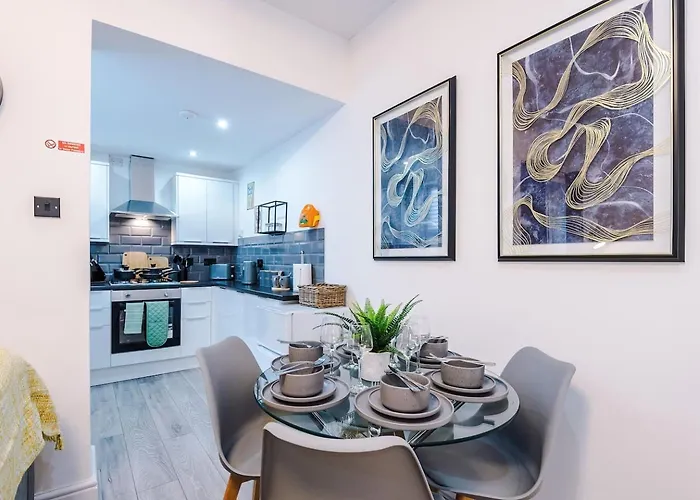 3br House In Salford Near Centre Апартаменты *