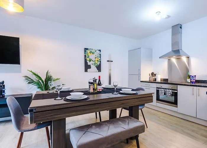 New, Luxe 2br, Manchester, Pool Table, Parking, Balcony, Ps4 * Manchester