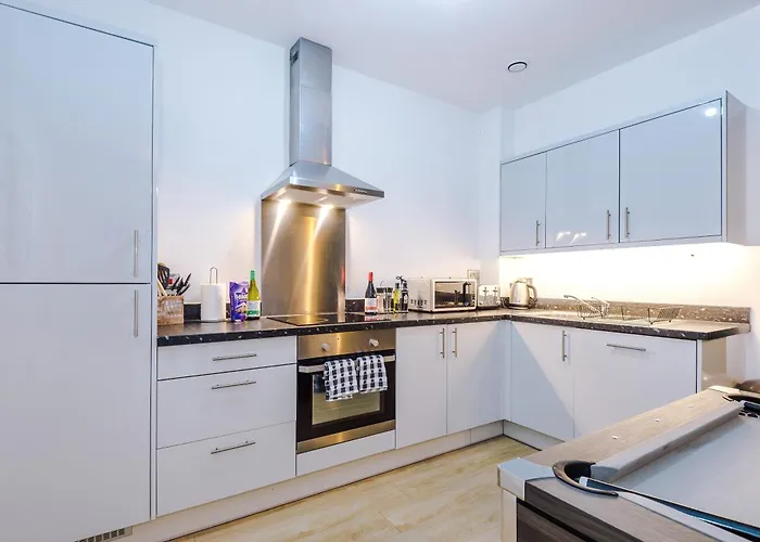 New, Luxe 2br, Manchester, Pool Table, Parking, Balcony, Ps4 Manchester