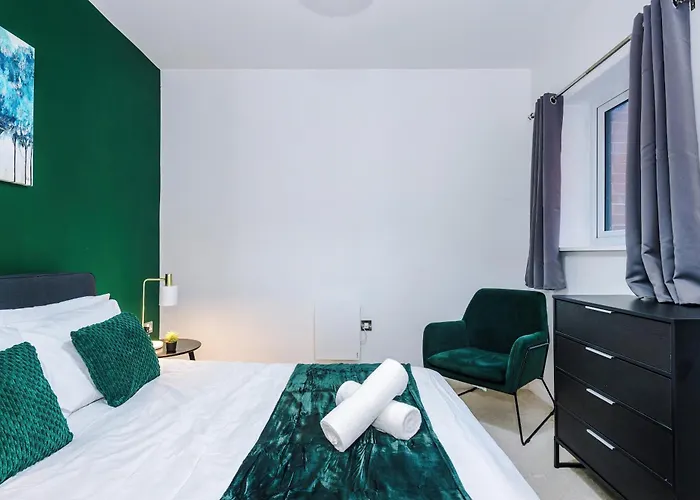 New, Luxe 2br, Manchester, Pool Table, Parking, Balcony, Ps4