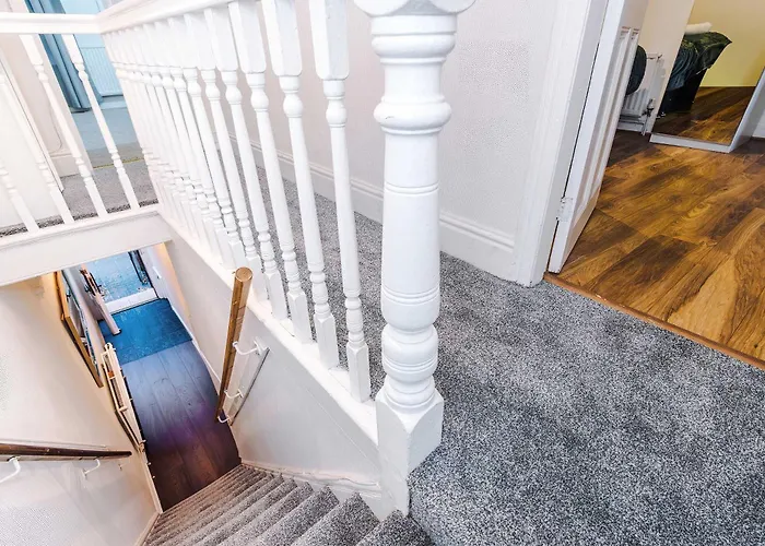 Oldtrafford - Sleeps 6 - Free Parking - Free Wifi *