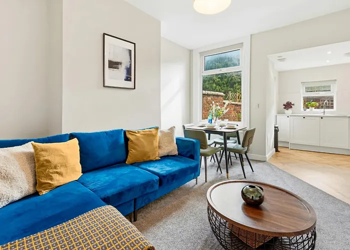 Home, Sleeps 6, Contractor Friendly, Free Parking