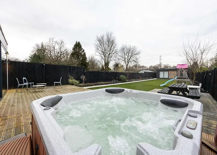 Сasa de vacaciones Stunning Family With Hot Tub In Worsley *