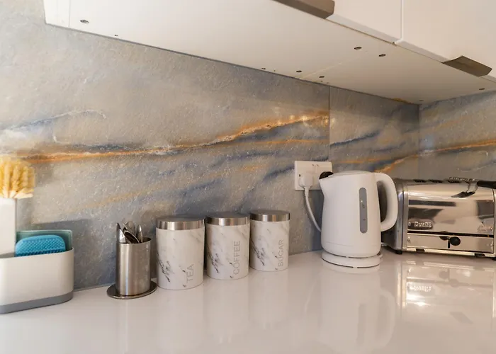 Warden Home-9 Guests-4 Bedrooms-near Etihad Stadium & Co-op Arena-100 - Near Train Station & Bus Station Сasa de vacaciones Mánchester