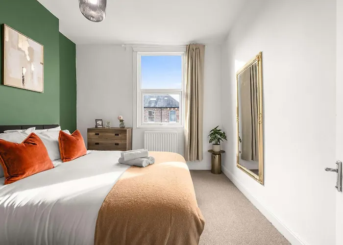 Luxury 5 Bed 10 Min To Airport Sleeps 14 Vakantiehuis *