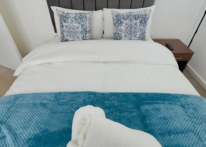 Stylish 4 Bedrome House - Free Parking