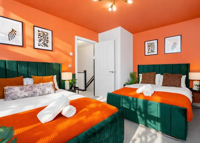 2 Bedroom House With 4 Beds, 3 Doubles & 1 Single - In Salford, 10 Mins Uber From Centre - Located In Salford Close To Old Trafford, United, Trafford Park, Salford Quays & More! With Garden & Parking - By Maevela 펜션 맨체스터