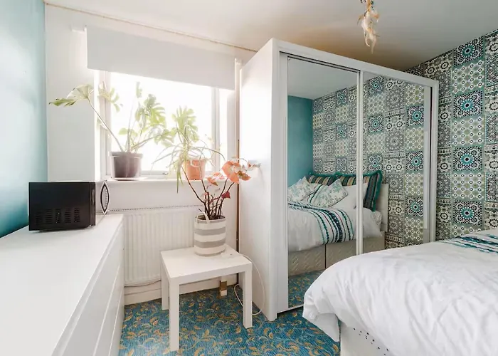 Kwatera prywatna Homely Near Center- Females Preferred